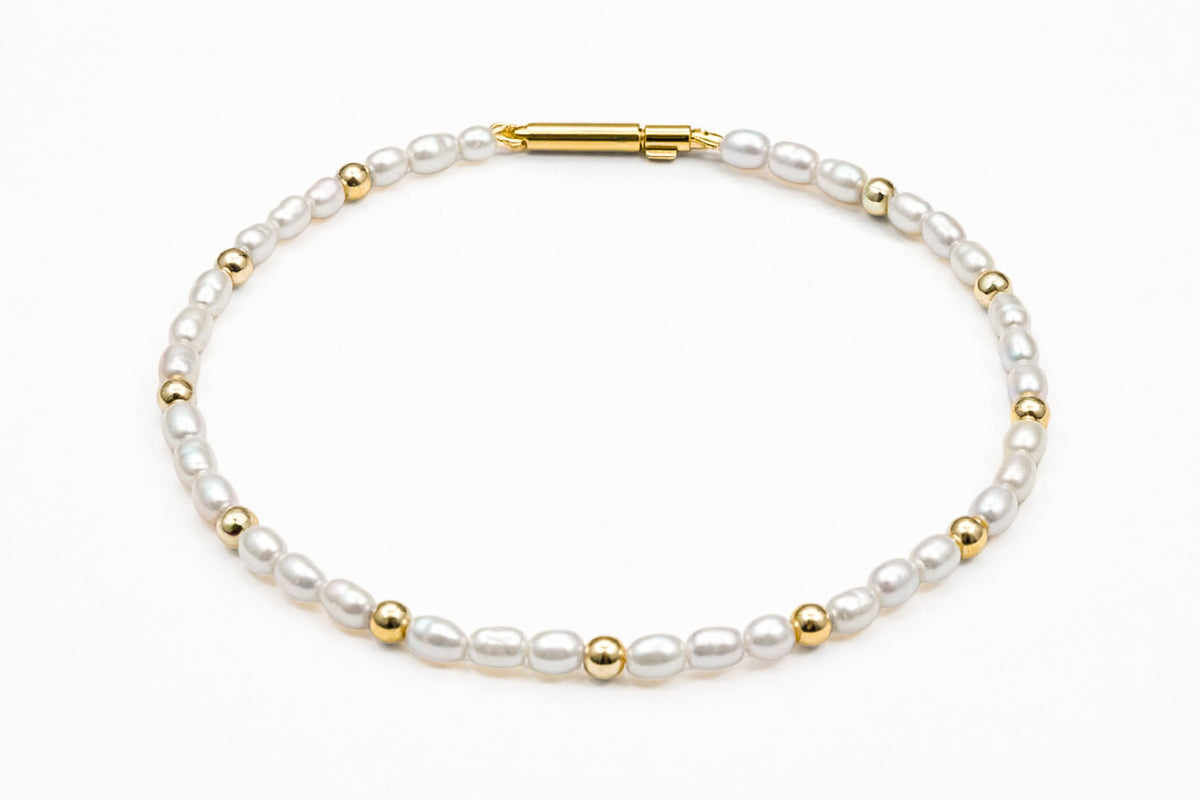 Armband mit Perlen