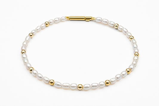 Armband mit Perlen